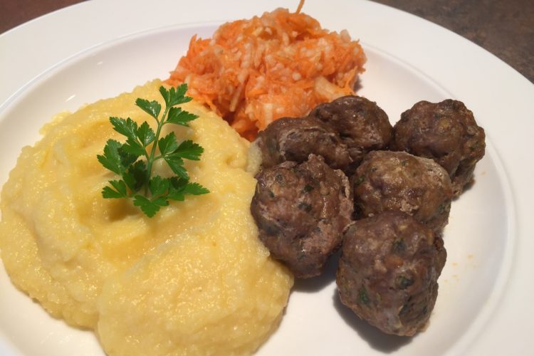 Batátovo-květákové pyré s masovými kuličkami a mrkvovým salátem