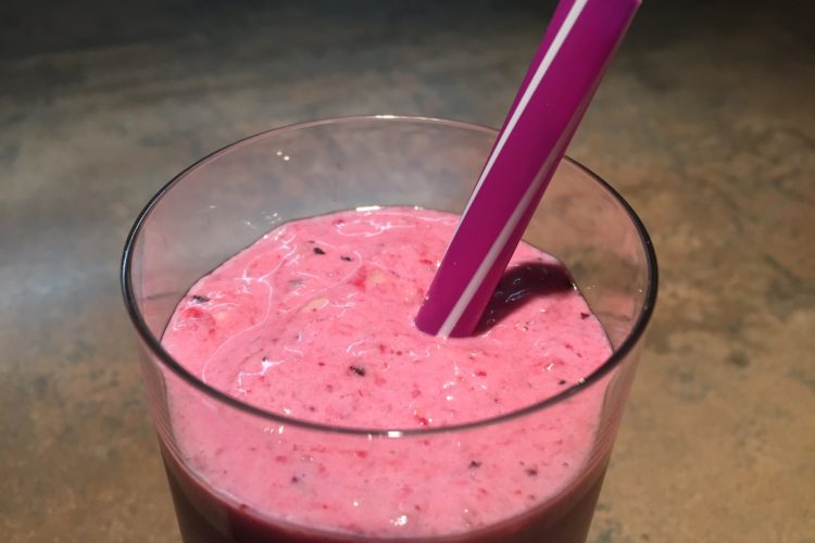 Pepínovo smoothie s banány a lesními plody
