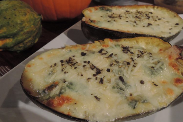 Špagetová dýně zapečená s mozzarellou, parmezánem a špenátem