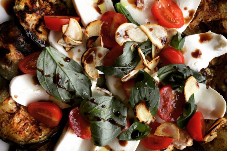 Lilkové caprese s pečeným česnekem a balsamicem