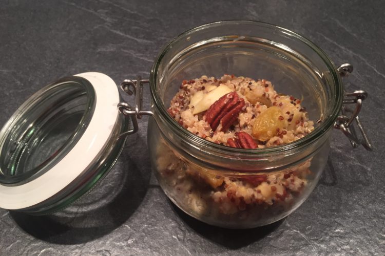 Quinoa salát s dušenými jablíčky do skleničky